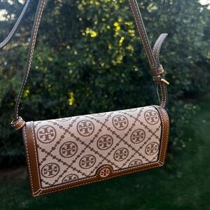 TORY BURCH • MONOGRAM CANVAS CLUTCH CROSSBODY BAG LEATHER LINING